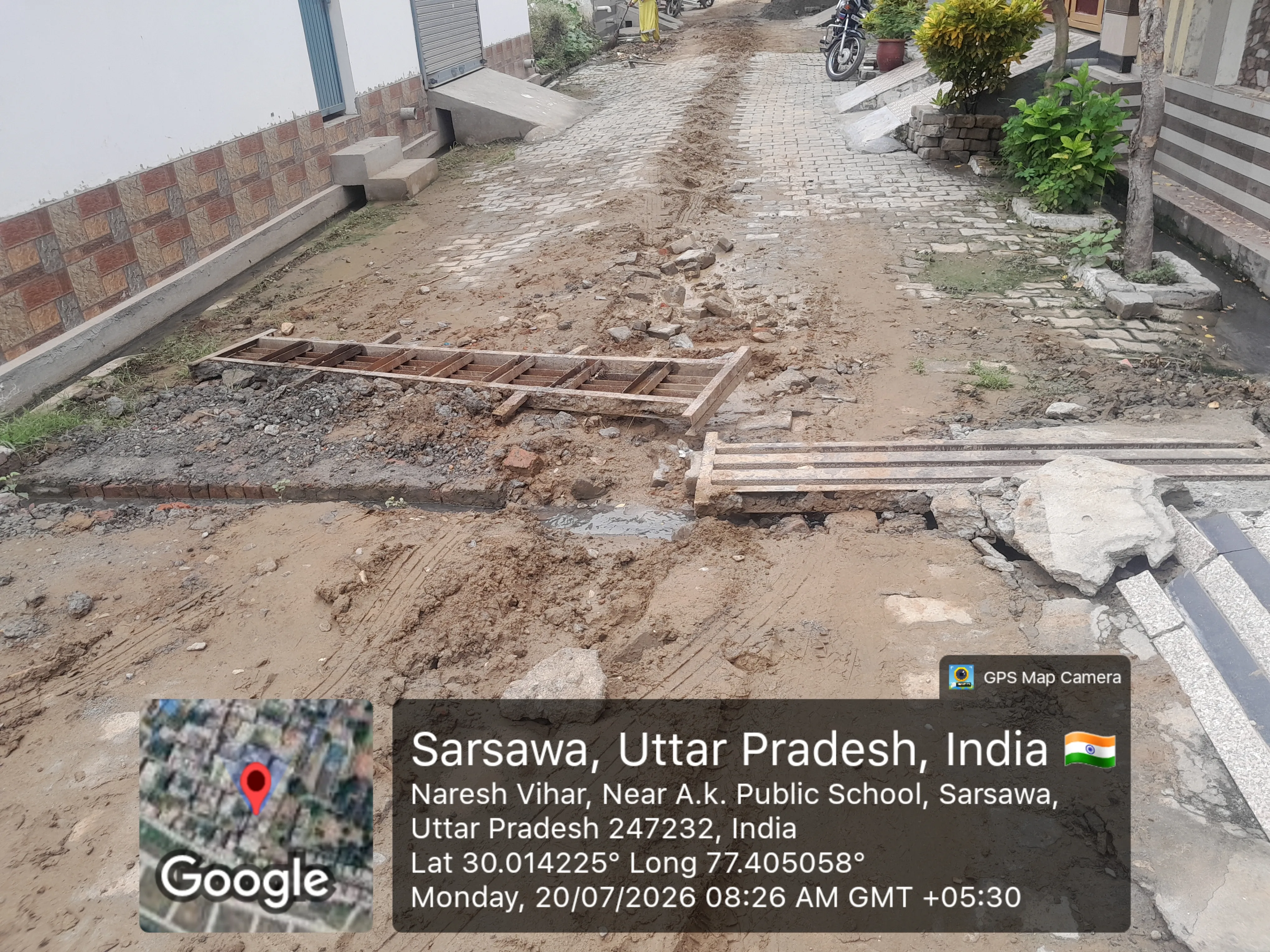 सरसावा: नरेश विहार कॉलोनी में पाइपलाइन बिछाने के बाद सड़क बदहाल, छह दिन से अधूरा पड़ा कार्य; स्कूली बच्चों और राहगीरों क