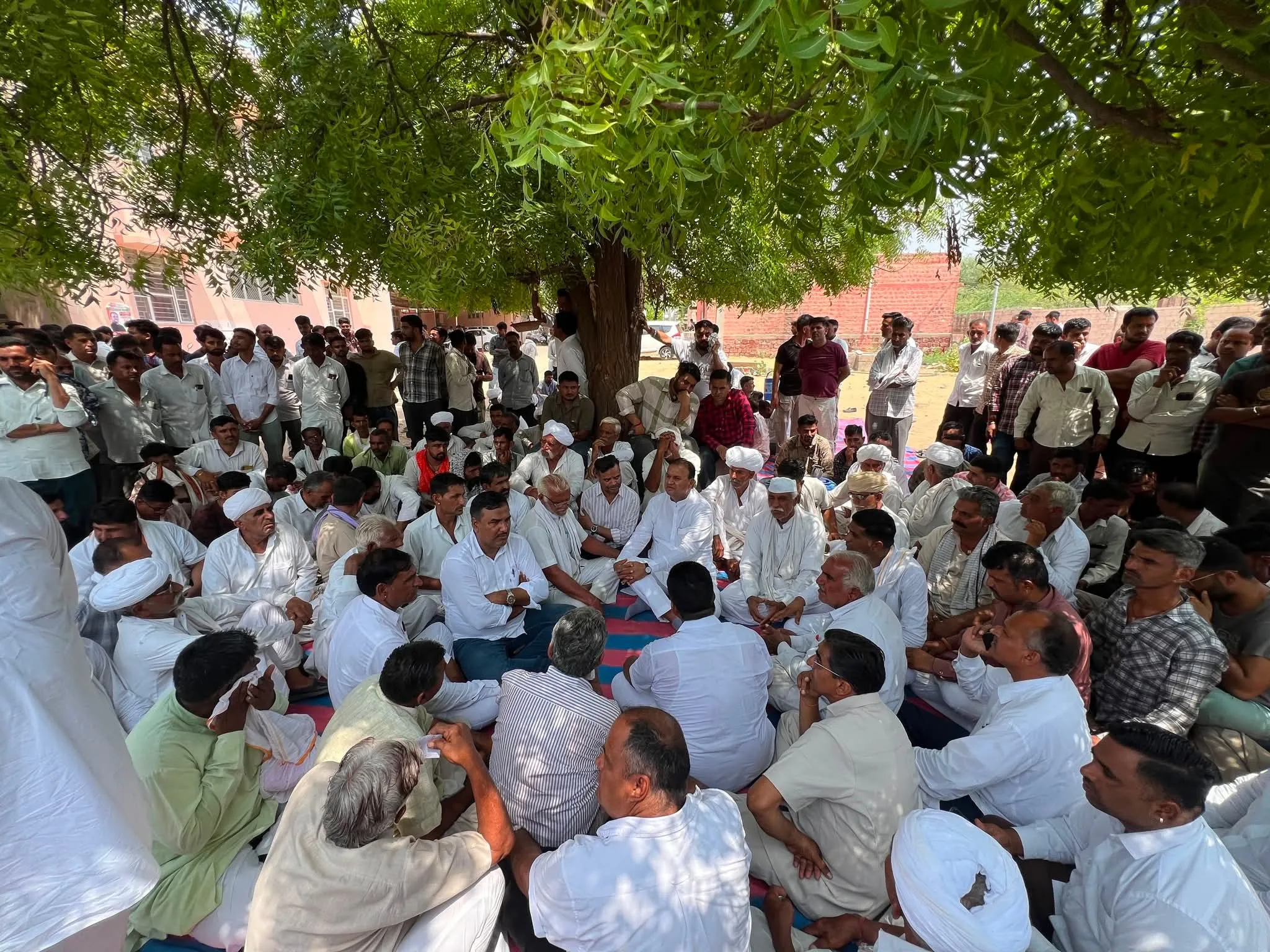 लोहावट के अस्पताल के बाहर धरना