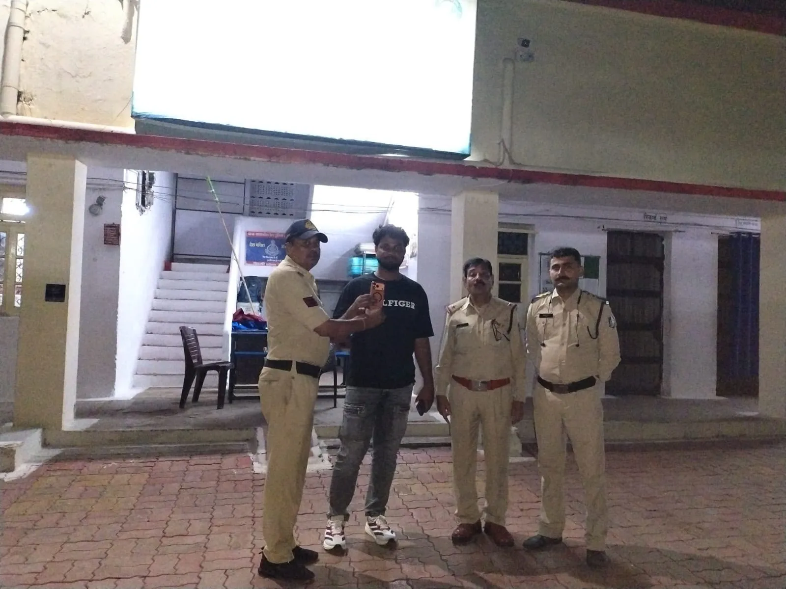 जीआरपी जबलपुर की तत्परता से यात्रियों के करीब दो लाख रुपये कीमत के मोबाइल सुरक्षित वापस