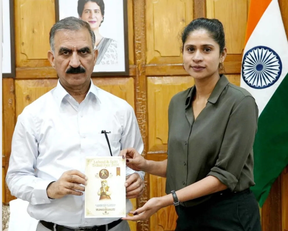 उपायुक्त किरण भड़ाना ने शिमला में मुख्यमंत्री को सौंपा जनजातीय उत्सव का आधिकारिक निमंत्रण पत्र