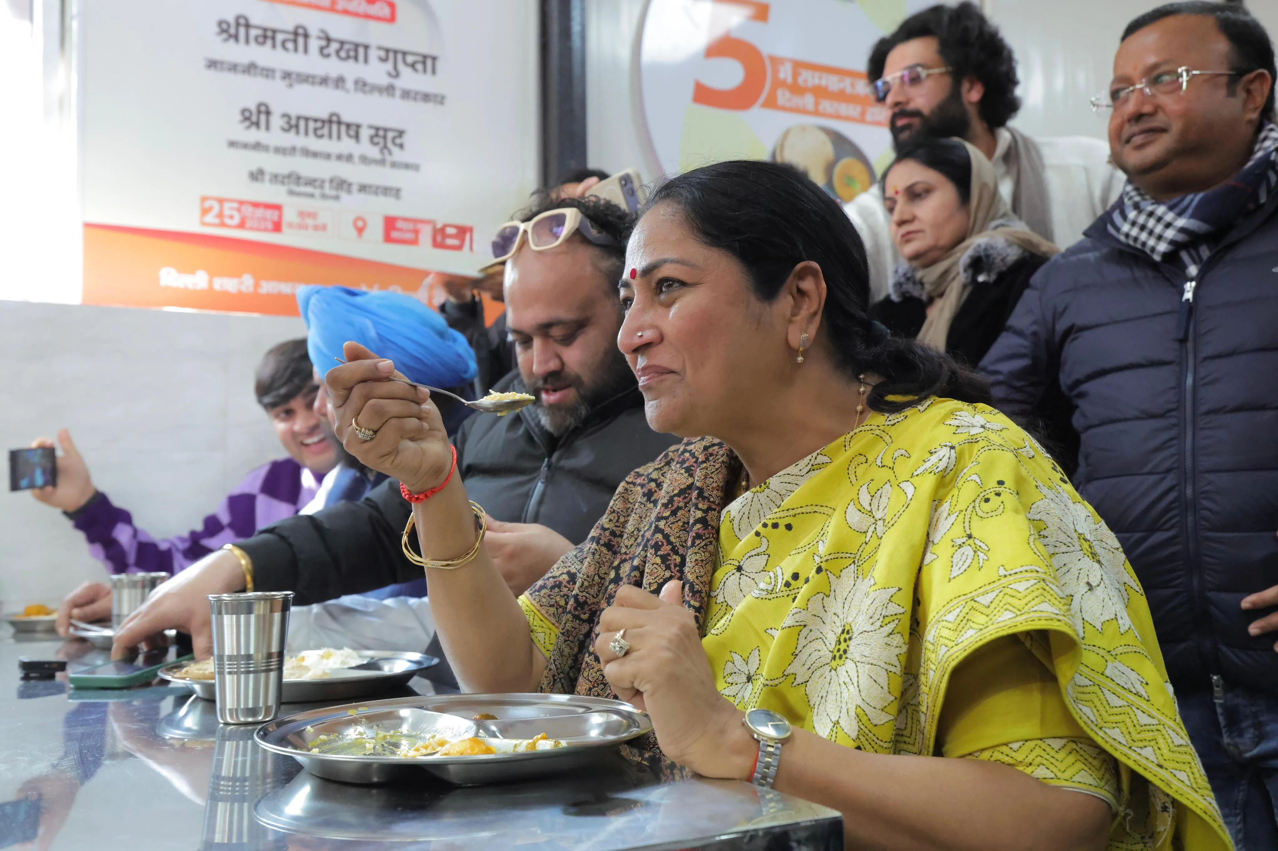 दिल्ली में मिलेगा 5 रुपए में भर पेट खाना शुरू हुई 100 अटल कैंटीन।