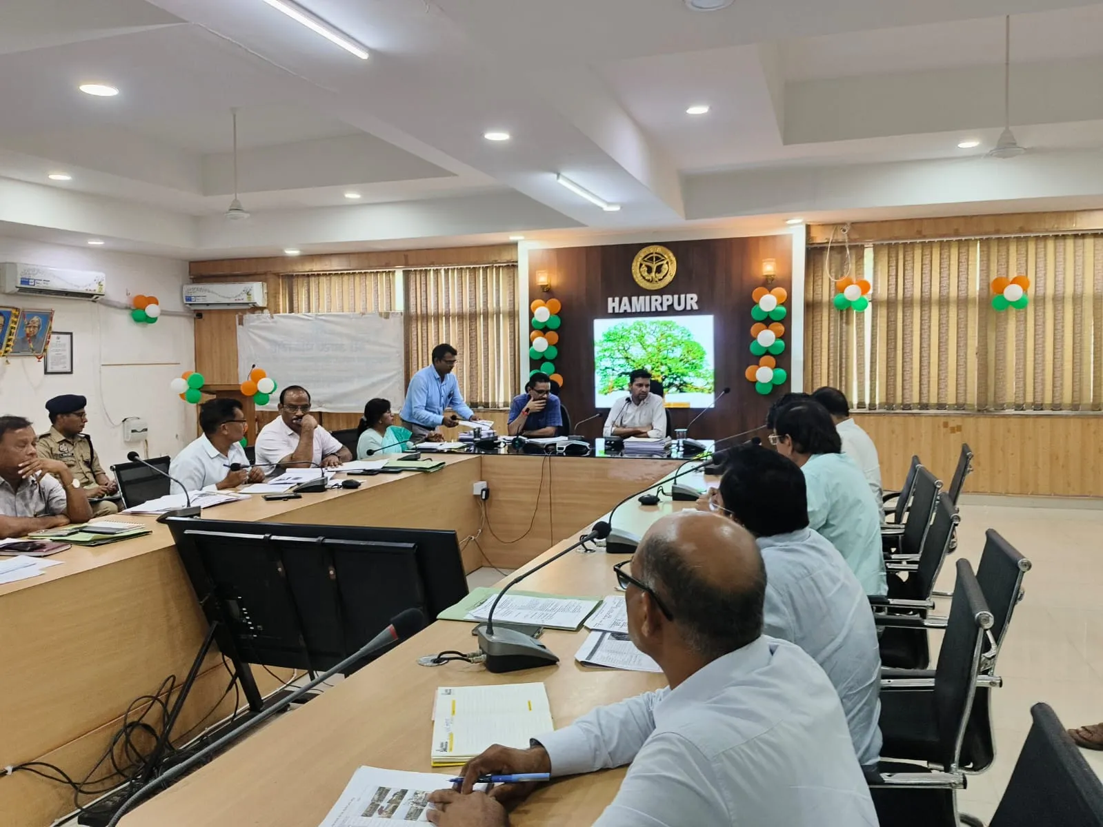 जिलाधिकारी ने सिंचाई, पेयजल एवं विभिन्न विकास निर्माण परियोजनाओं की समीक्षा की, समयबद्ध एवं गुणवत्तापूर्ण कार्य के दिए क