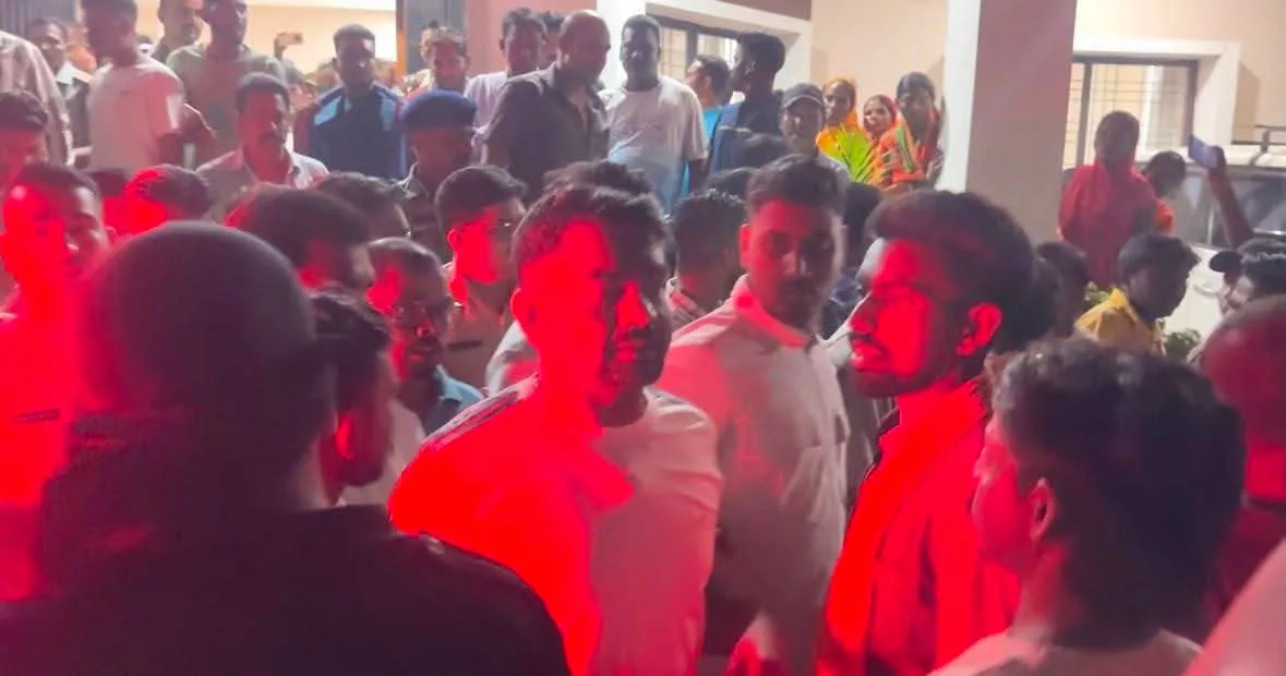 बरवाअड्डा थाना में जयराम महतो के सामने बवाल, समर्थकों और मुखिया पक्ष में झड़प; फर्जी हस्ताक्षर मामले से शुरू हुआ विवाद।