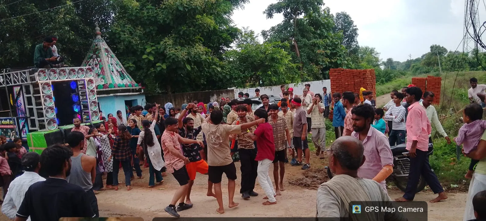 ओरछा से कांवड़ लेकर ददरी पहुंचे कांवड़ियें , भोलेनाथ के जयकारों से गूंजा पूरा गांव
