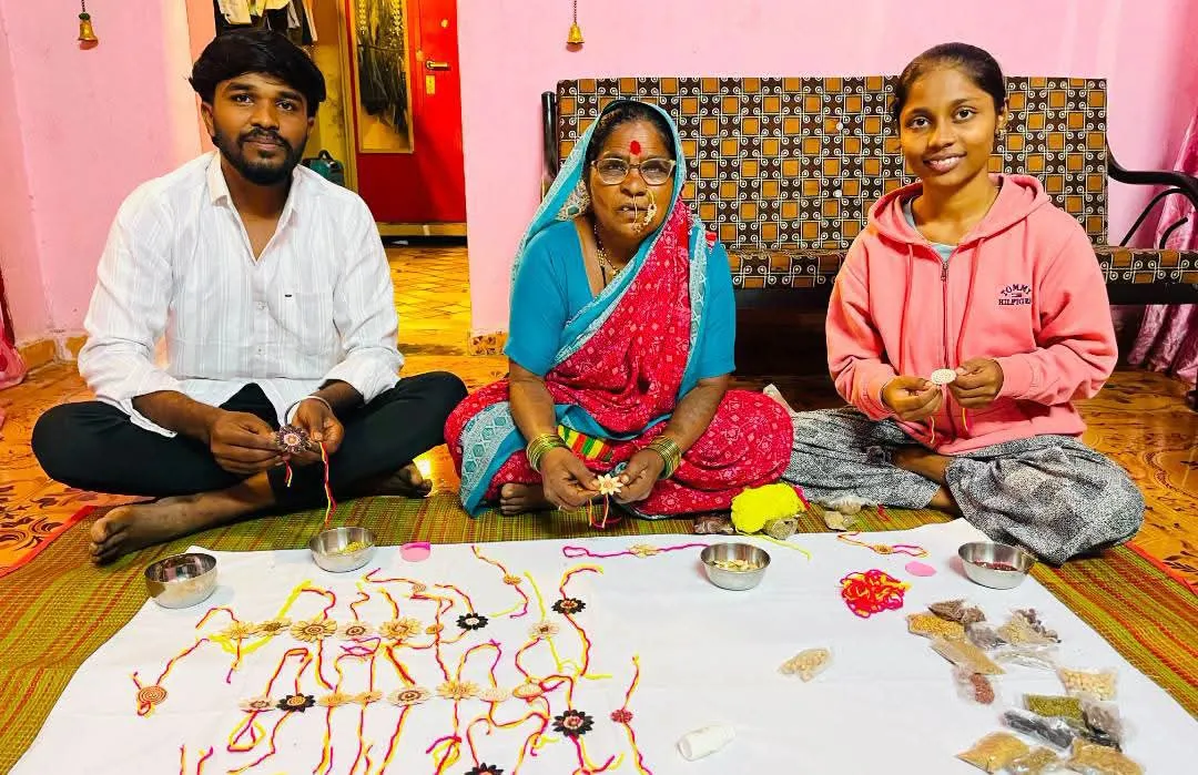 पद्मश्री बीजमाता राहीबाई पोपेरे यांनी बनविल्या गावरान बियाण्यांपासून राख्या !
