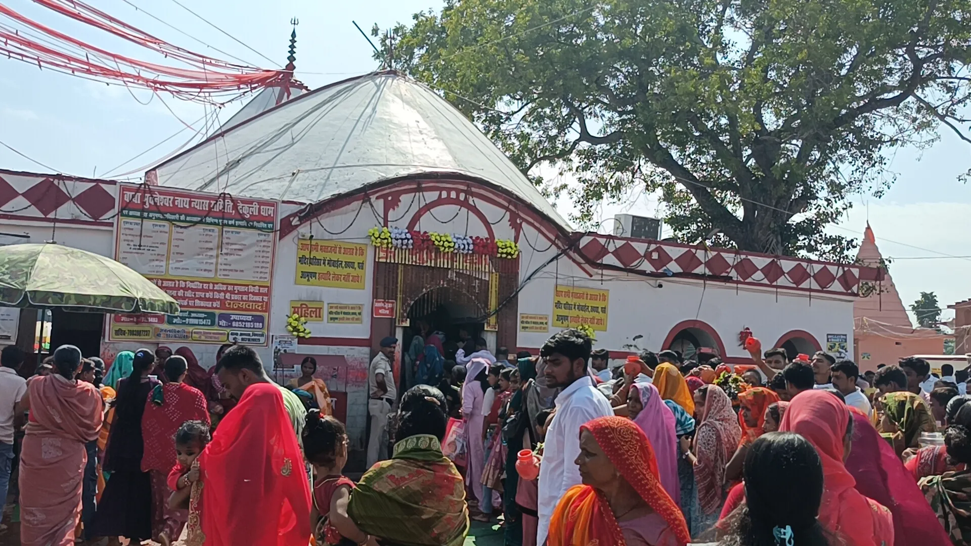 बाबा भुवनेश्वर नाथ मंदिर में उमड़ा जनसैलाब, हर-हर महादेव के जयघोष से गूंजा परिसर