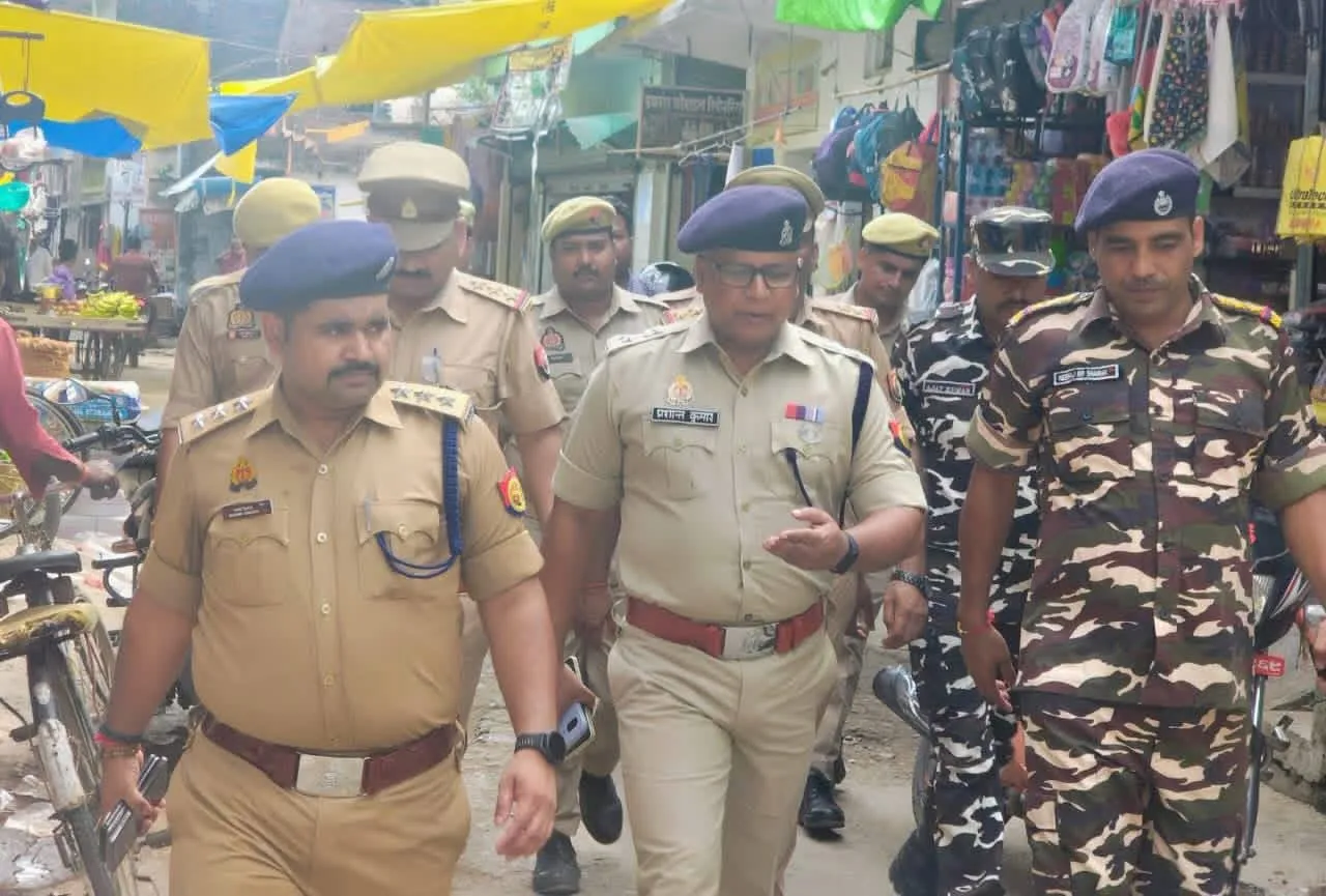 श्रीकृष्ण जन्माष्टमी को लेकर पुलिस-SSB अलर्ट, कोटिया कस्बे में फ्लैग मार्च