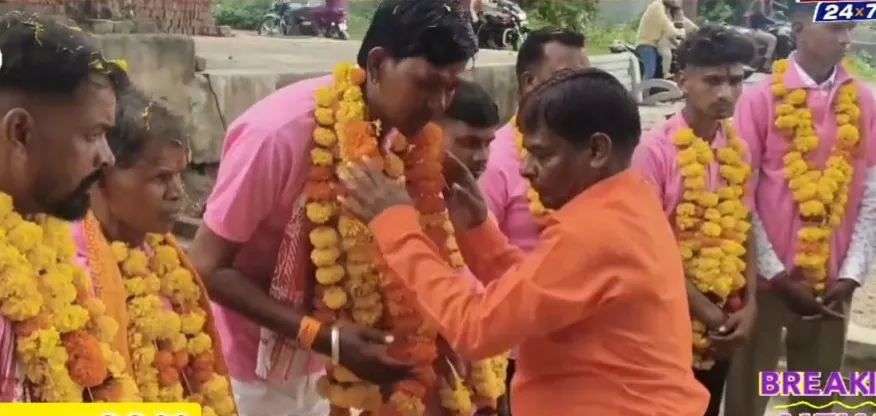 कैलाश डामोर (पूर्व सरपंच ग्राम पंचायत खजूरी) ने रामदेवरा जा रहे हैं श्रद्धालुओं का किया स्वागत