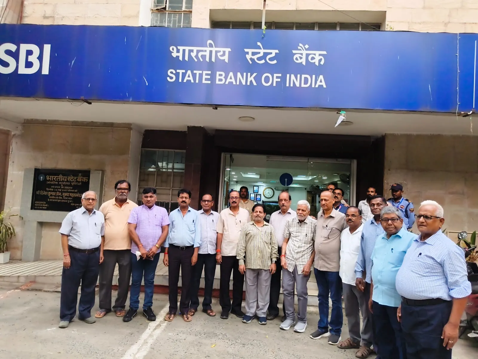 भारतीय स्टेट बैंक पेंशनर्स एसोसिएशन ने मनाया सामूहिक रूप से जन्मदिन मनाया