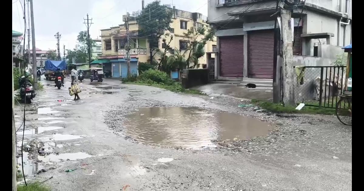 झंकार मोड़–माटीगाड़ा संपर्क मार्ग की बदहाल स्थिति पर फूटा लोगों का गुस्सा, आंदोलन की चेतावनी