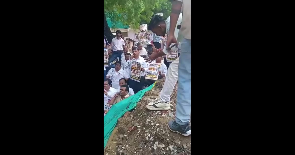 कानपुर के किदवई नगर मार्बल मार्केट में सीएम ग्रिड निर्माण से सड़क बदहाल, व्यापार मंडल ने विशाल धरना दिया