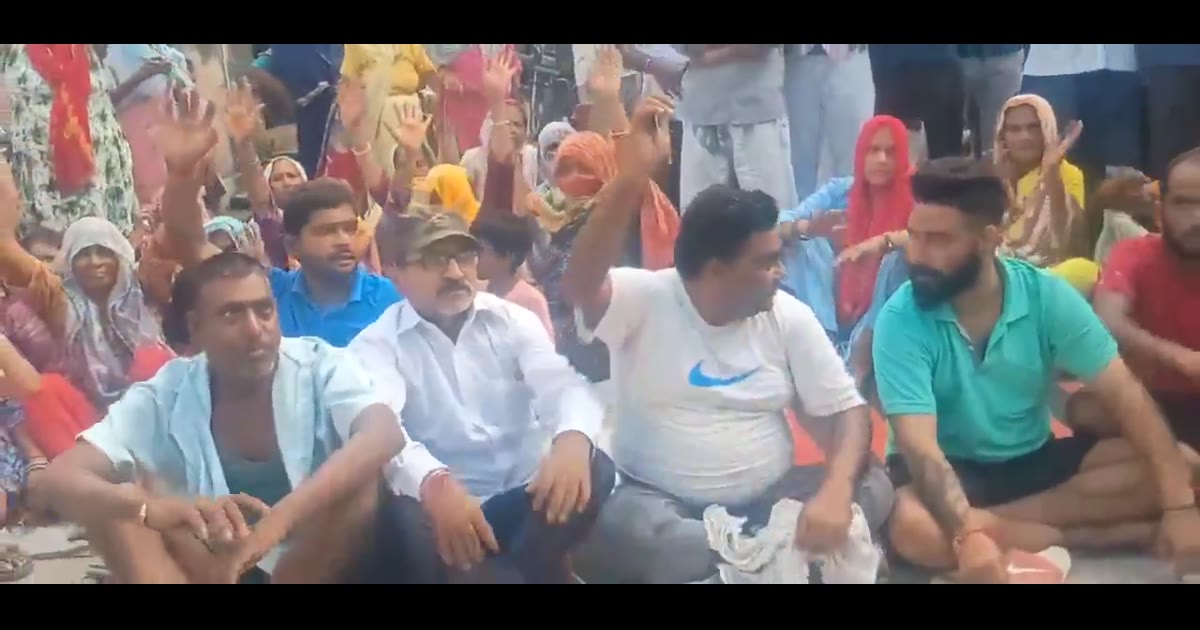 हनुमानपुरी में रास्ता बंद किए जाने के विरोध में सड़क जाम, लोगों ने किया प्रदर्शन...